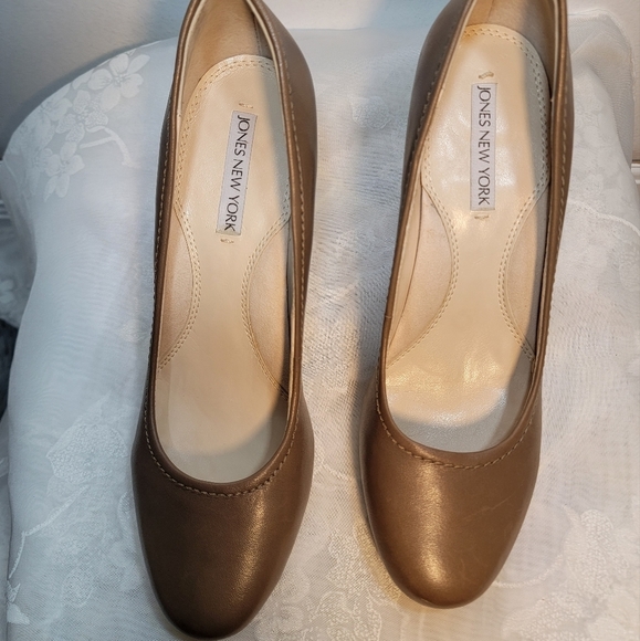 Jones New York heels very comfortable tan great condition - Picture 9 of 12